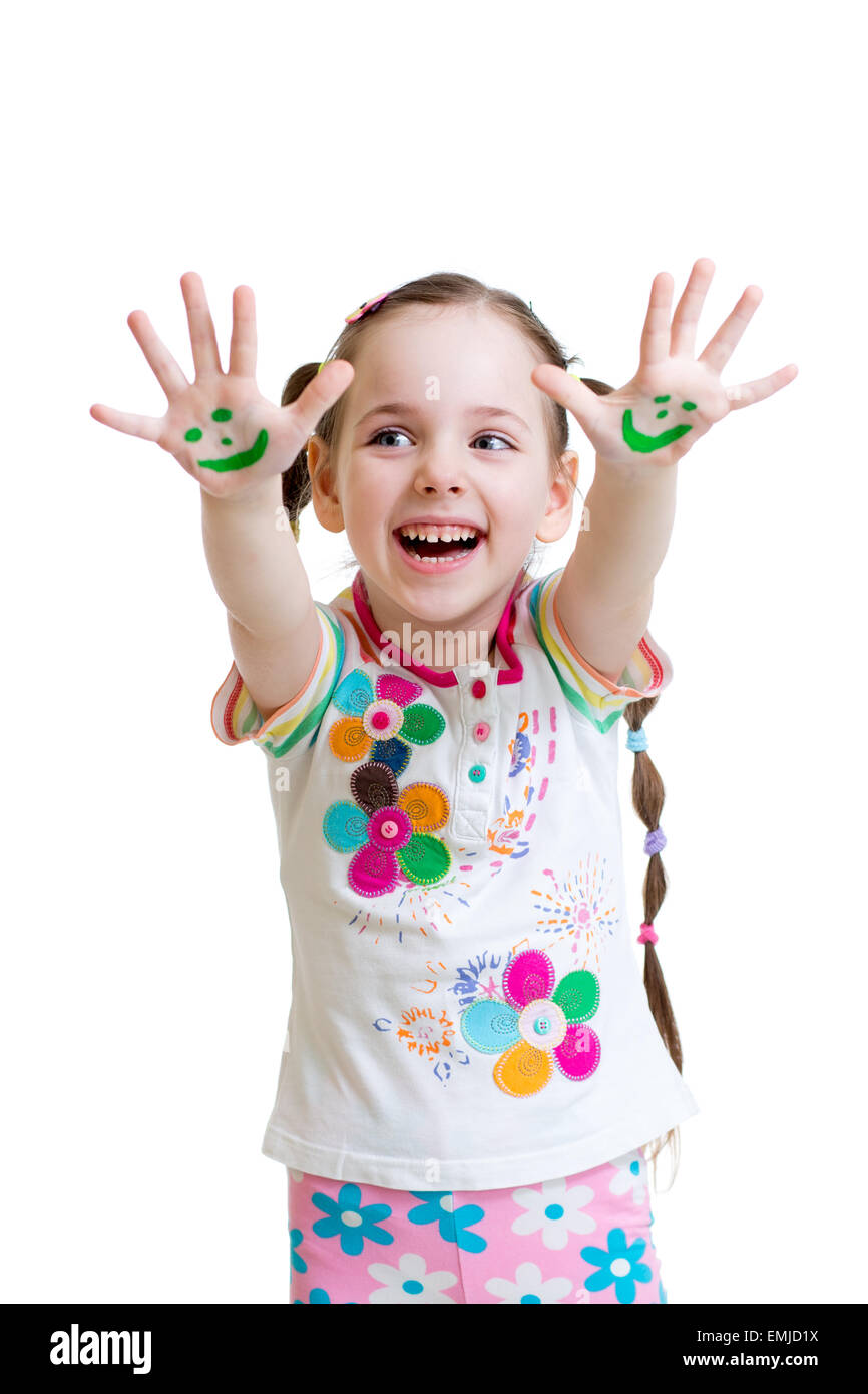 Petite fille montrant les mains peintes avec drôle de visage Banque D'Images