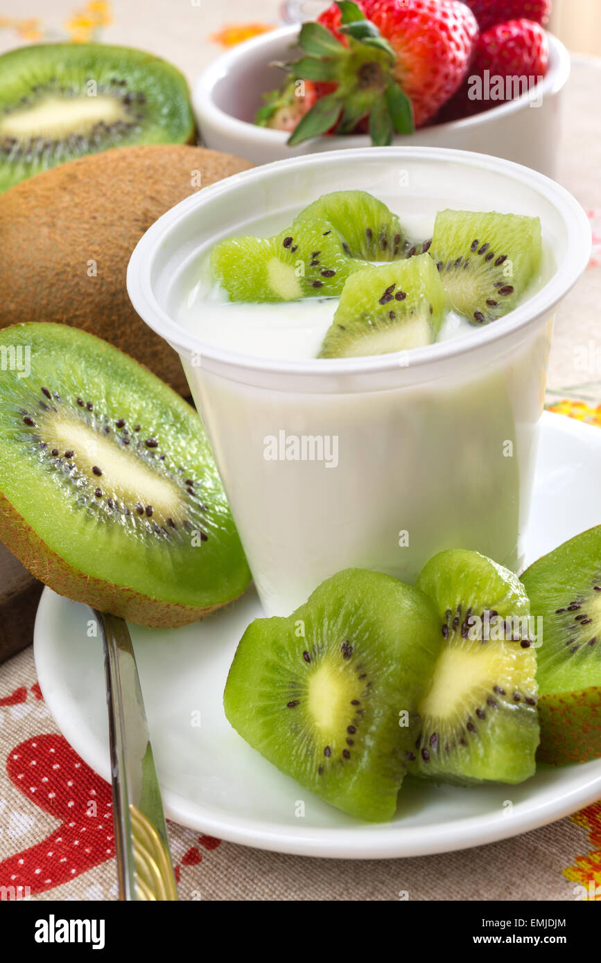 Yogourt nature faible en gras crémeux saveur kiwi Banque D'Images