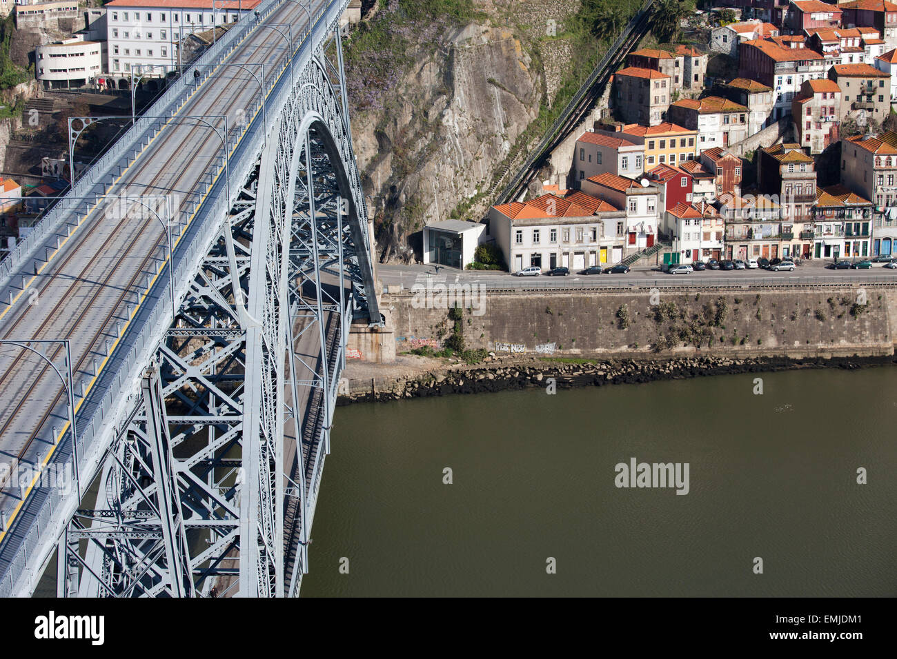 Portugal, Porto, Ponte Luiz I Pont sur le fleuve Douro, centre-ville historique. Banque D'Images