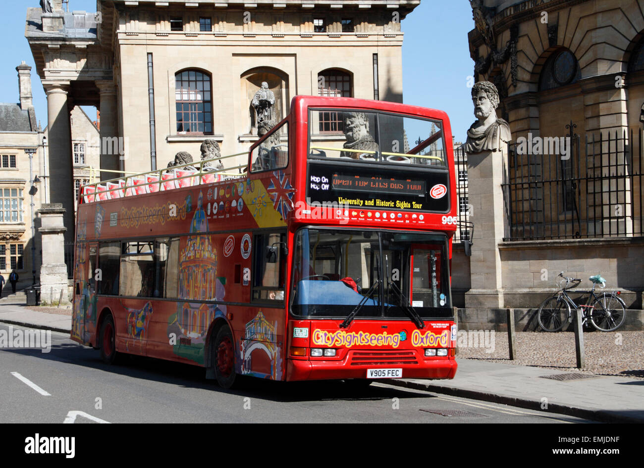 Un bus de tourisme open top rouge à côté du Clarendon bâtiment et le Sheldonian Theatre d'Oxford, Angleterre Banque D'Images