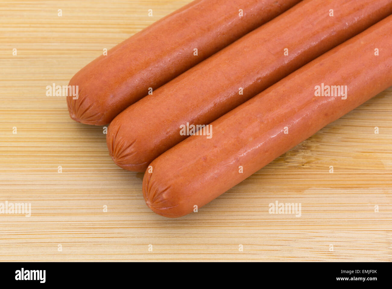 Fermer la vue de tous les hot dogs de boeuf sur une planche à découper en bois. Banque D'Images