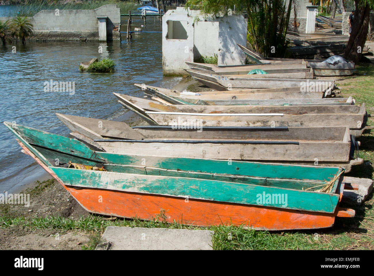 Canoës Mayas peint sur la rive de la Lago de Atitlan, Guatemala Banque D'Images