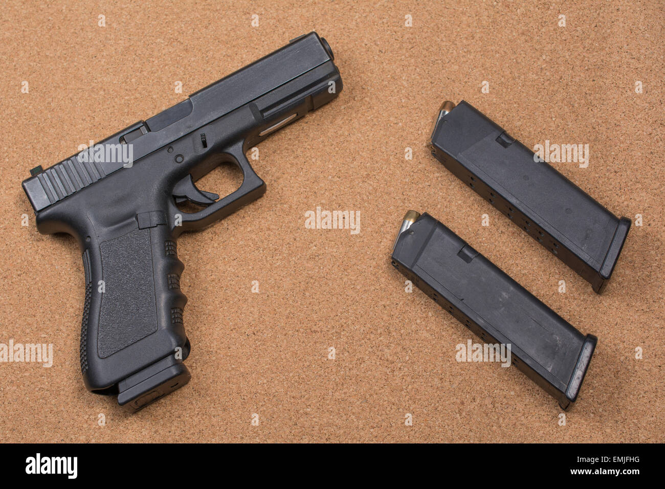 Glock main noire avec deux chargeurs d'armes à feu Banque D'Images