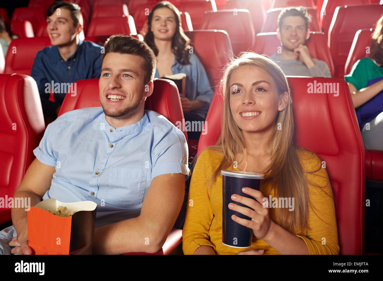 Happy friends watching movie in theatre Banque D'Images