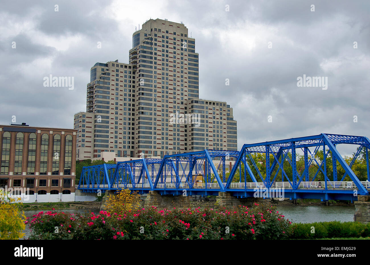 Skyscraper et pont bleu à Grand Rapids, Michigan. Banque D'Images