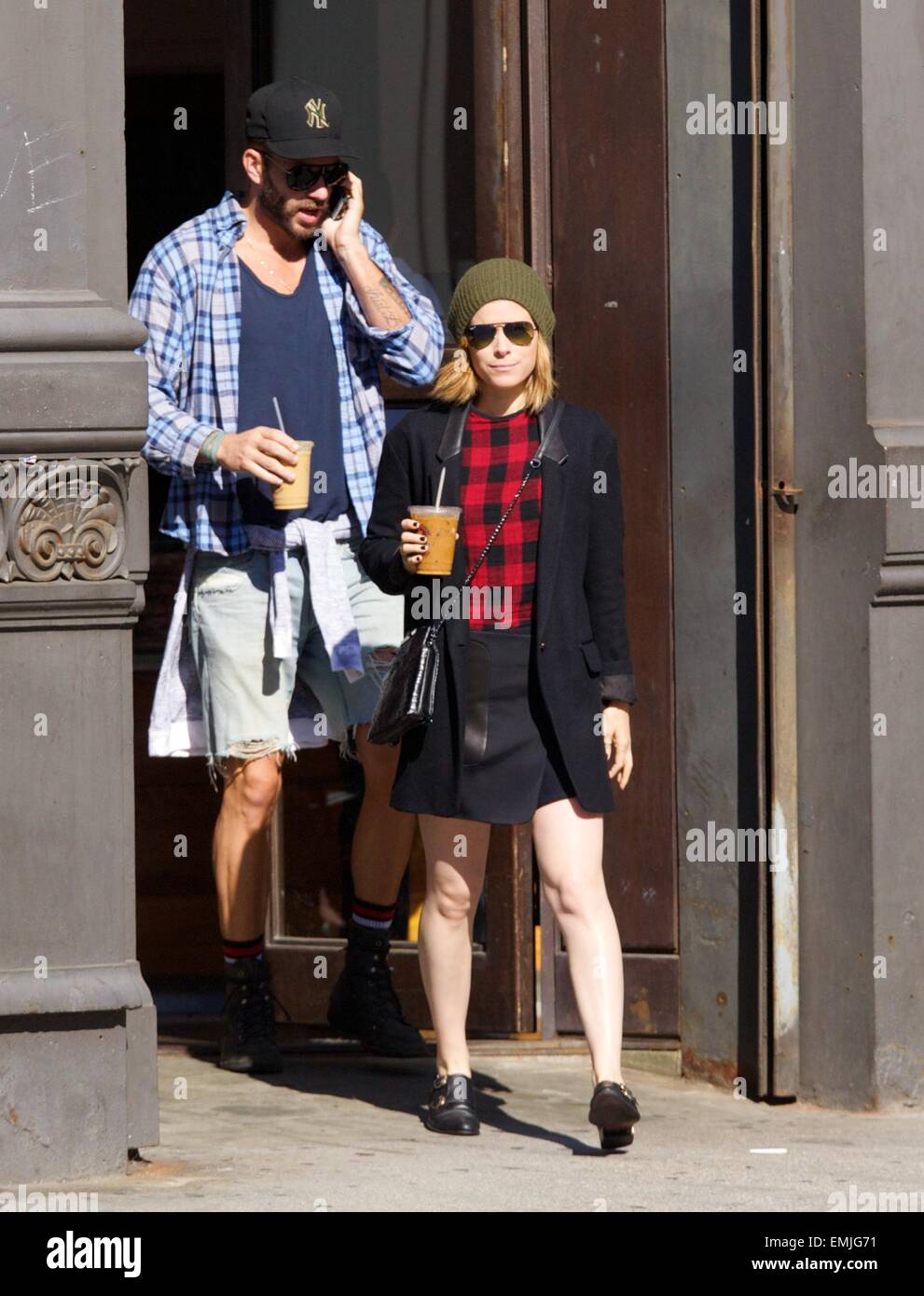 Kate Mara repéré dans l'East Village avec styliste Johnny Wujek et sa mère, Kathleen McNulty Rooney avec : Kate Mara,Johnny Wujek Où : New York City, New York, United States Quand : 17 Oct 2014 Banque D'Images