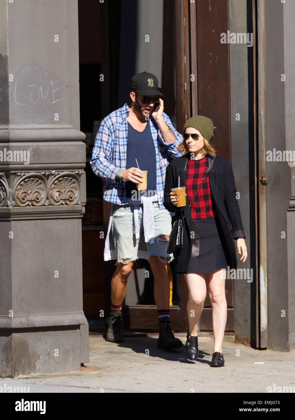 Kate Mara repéré dans l'East Village avec styliste Johnny Wujek et sa mère, Kathleen McNulty Rooney avec : Kate Mara,Johnny Wujek Où : New York City, New York, United States Quand : 17 Oct 2014 Banque D'Images