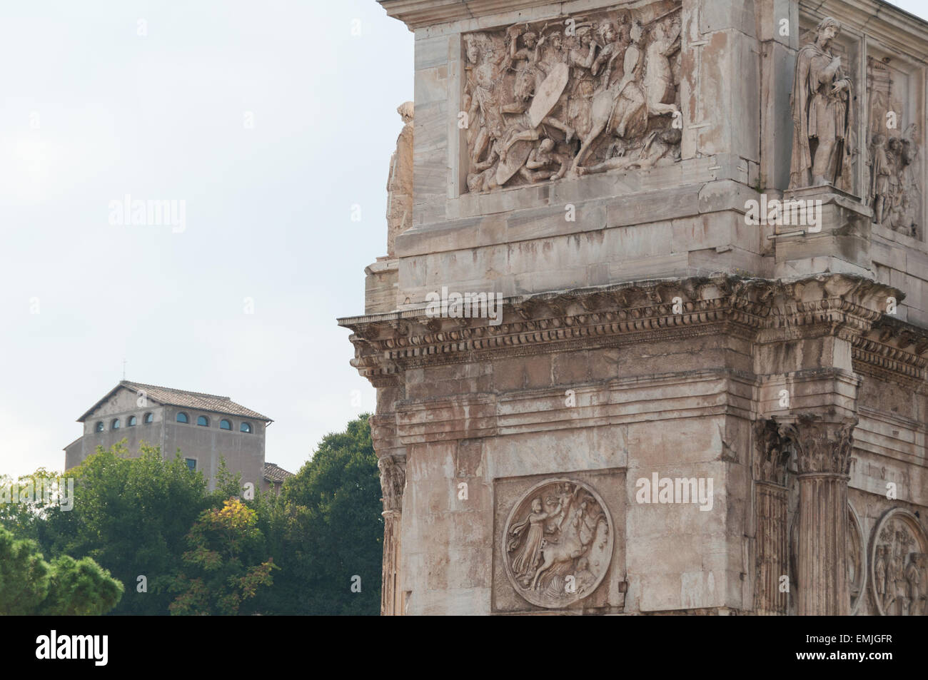 Détail de l'Arc de Constantin avec la colline du Palatin en arrière-plan, Rome, Italie Banque D'Images