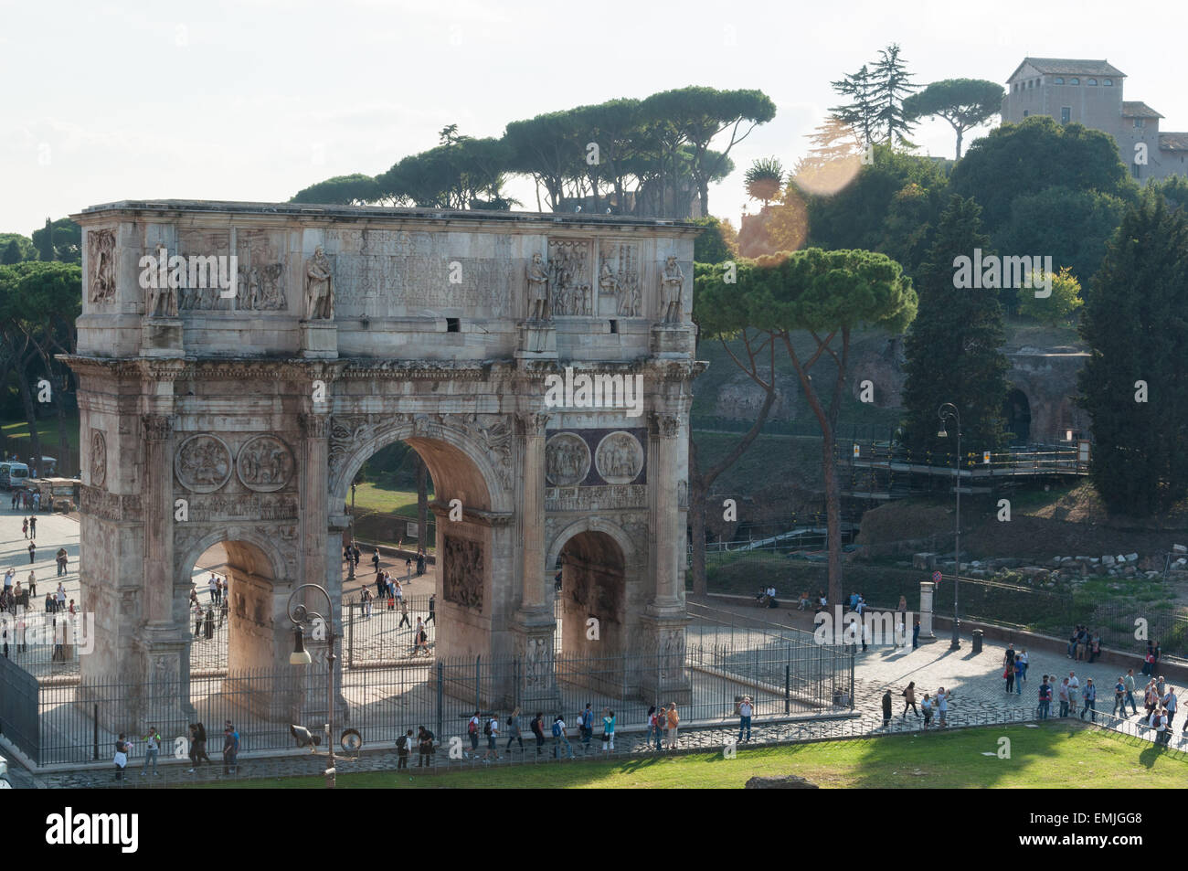 L'Arc de Constantin avec la colline du Palatin en arrière-plan, Rome, Italie Banque D'Images