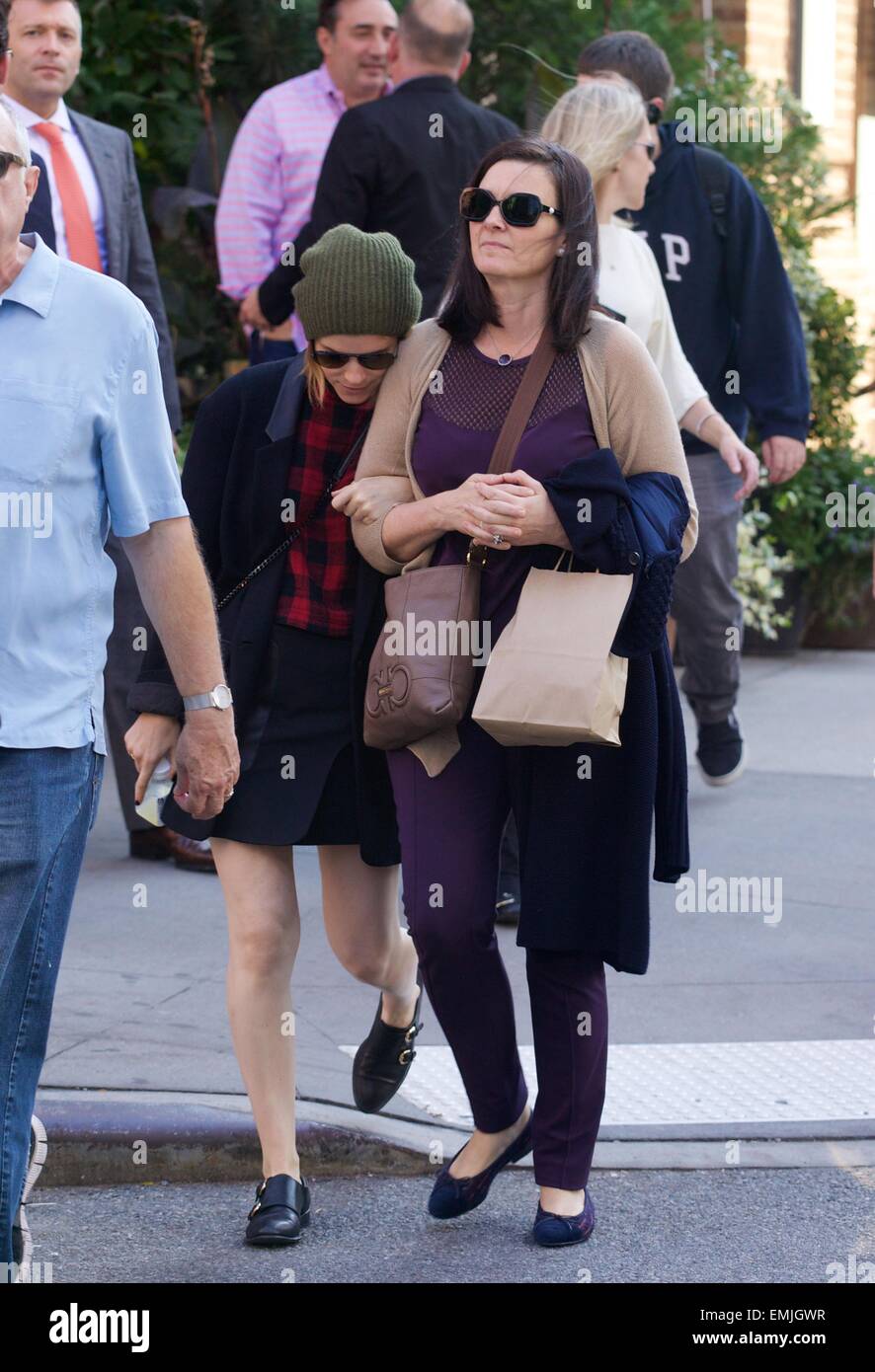 Kate Mara repéré dans l'East Village avec styliste Johnny Wujek et sa mère, Kathleen McNulty Rooney avec : Kate Mara,Kathleen McNulty Rooney Où : New York City, New York, United States Quand : 17 Oct 2014 Banque D'Images