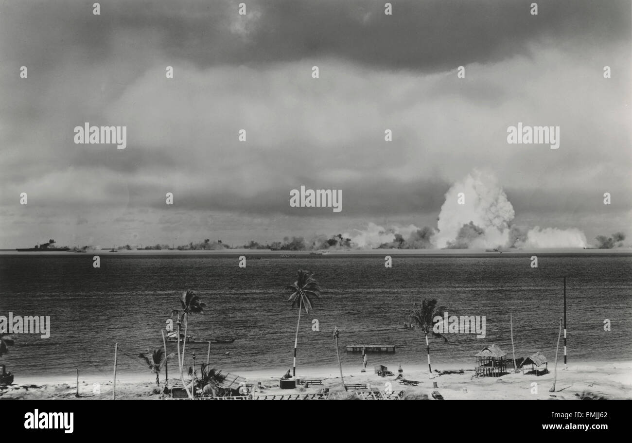 Essai atomique militaire américain et Explosion, croisée des chemins de  l'île de Bikini, Flotte cible, l'océan Pacifique, 1946 Photo Stock - Alamy