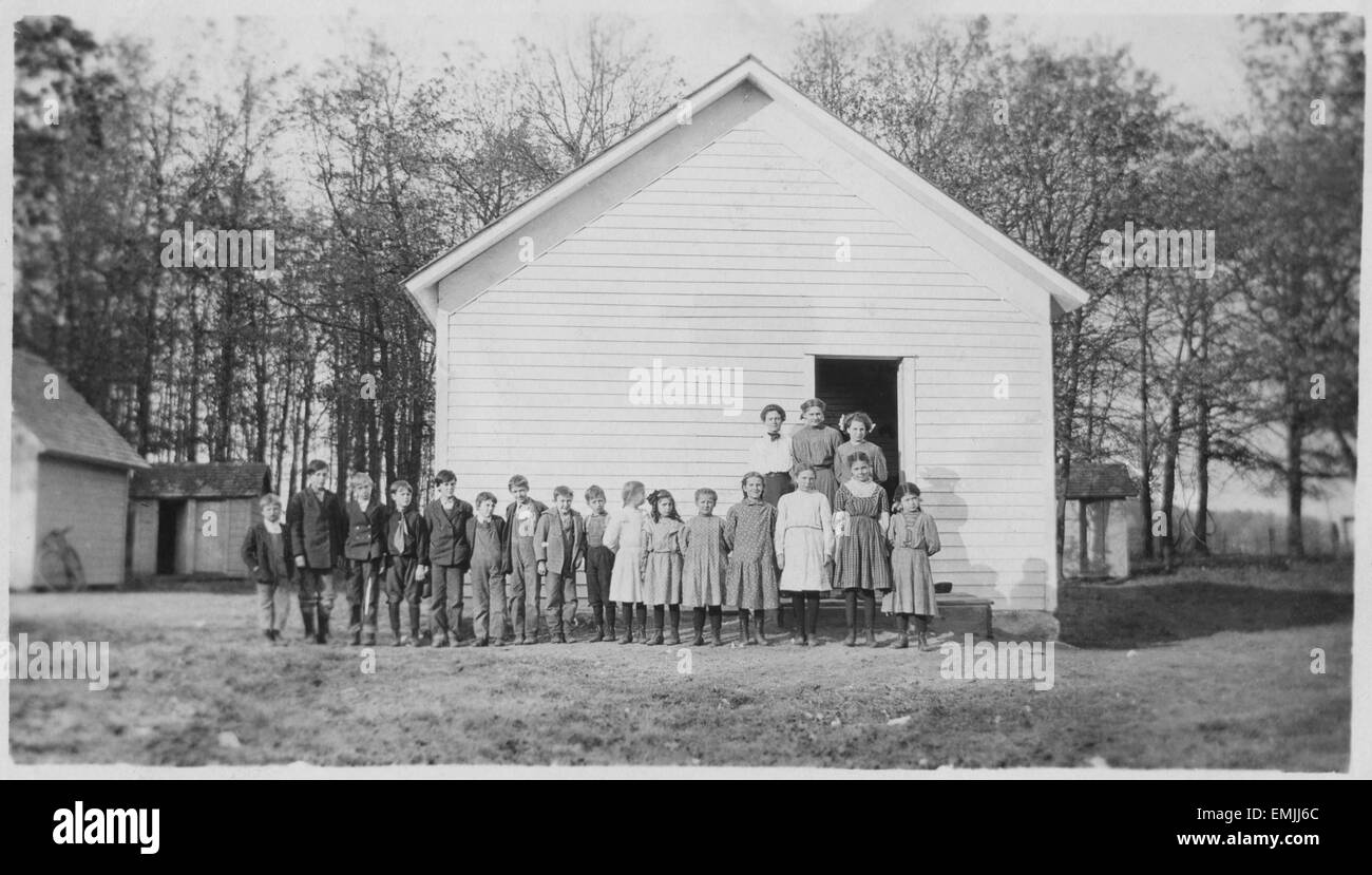 L'enseignant et les étudiants en face de l'École à classe unique chambre, Portrait, USA, vers 1900 Banque D'Images