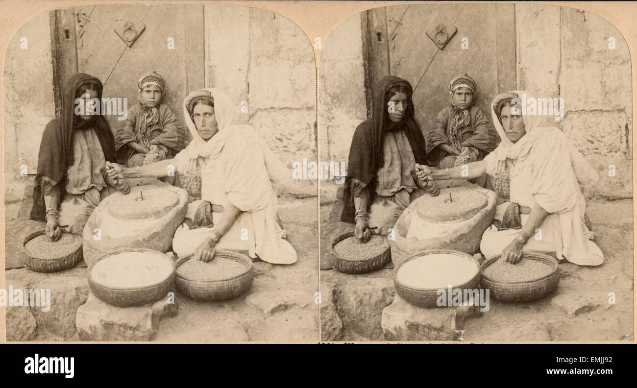 Femmes qui moudront à la meule, Palestine, carte stéréo, vers 1900 Banque D'Images