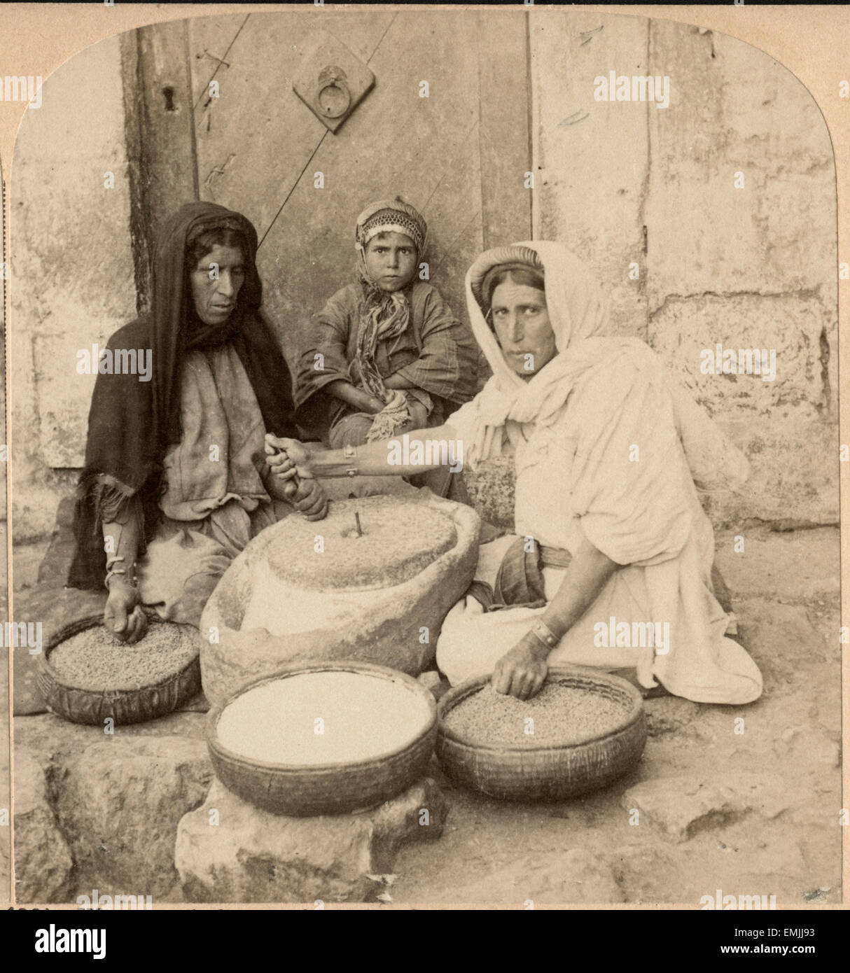 Femmes qui moudront à la meule, Palestine, seule image de carte stéréo, vers 1900 Banque D'Images