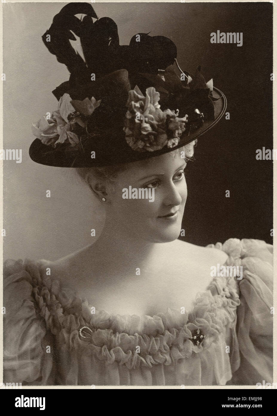 Portrait de femme au chapeau à la mode, le Cabinet Card, vers 1900 Banque D'Images