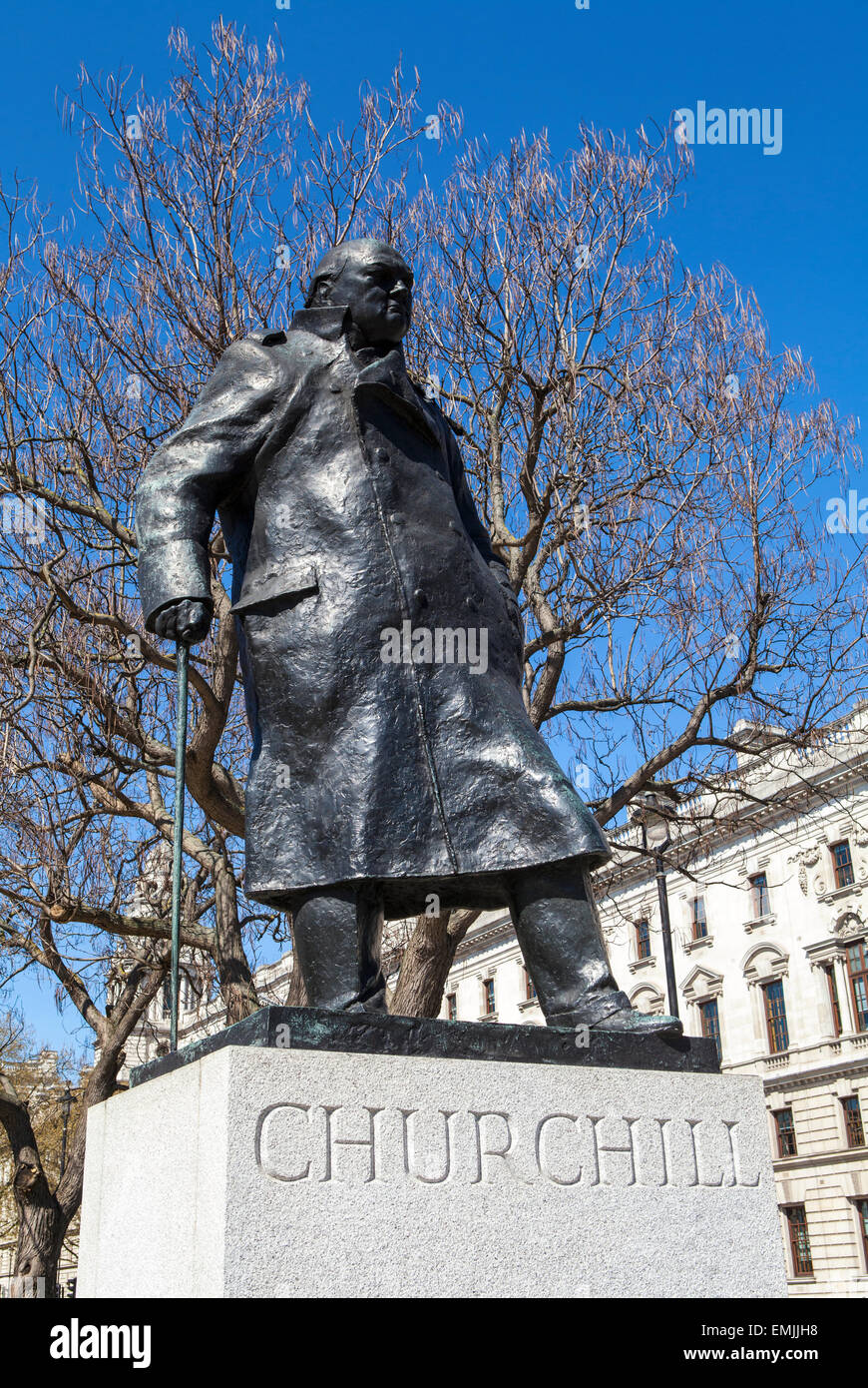 Une statue de sans doute les plus emblématiques de la Grande-Bretagne le premier ministre Sir Winston Churchill, situé sur la place du Parlement à Londres. Banque D'Images