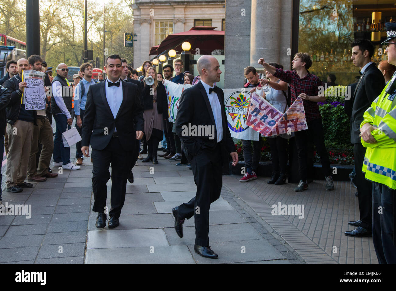 Londres, Royaume-Uni. 21 avril, 2015. Les protestataires manifester devant l'établissement des prix à l'Grosvenor, disant que 'bien les développeurs ne doivent pas être féliciter pour les bénéfices qu'ils ont fait à l'arrière de l'embourgeoisement de Londres'. Londres fait face à une grave pénurie de logements forkey les travailleurs et les personnes à faible revenu, avec des développeurs de serpentine du logement pour être remplacés par des tours d'apoartment coûteux qui sont des complexes hors de portée pour beaucoup. Crédit : Paul Davey/Alamy Live News Banque D'Images