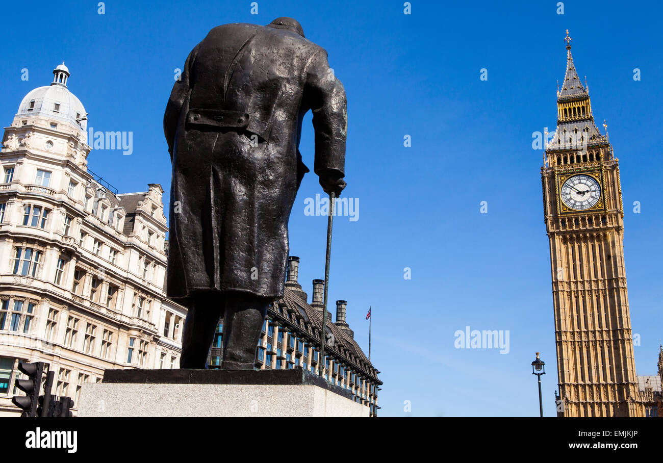 Une statue de sans doute les plus emblématiques de la Grande-Bretagne le premier ministre Sir Winston Churchill, situé sur la place du Parlement à Londres. Banque D'Images