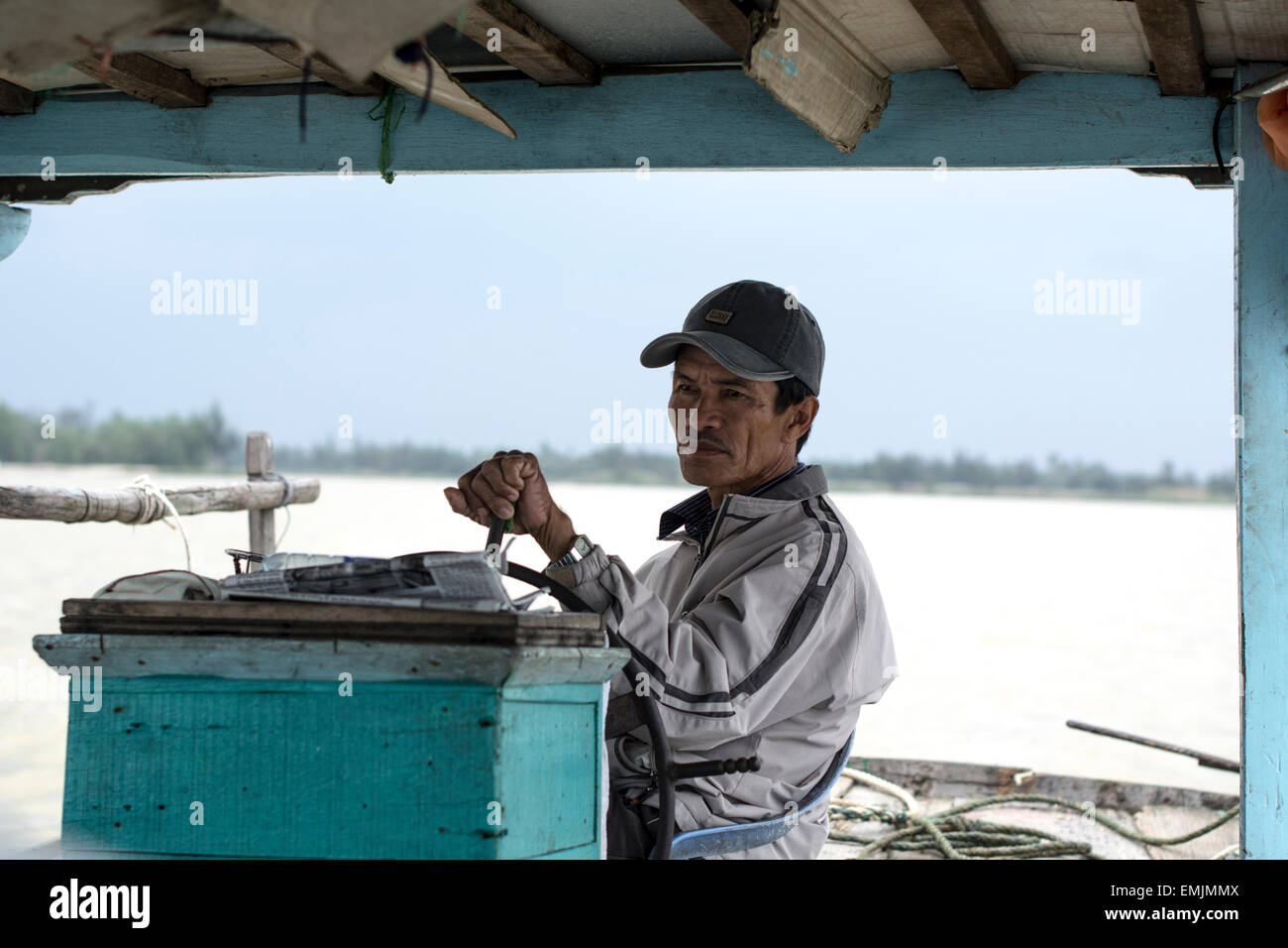 Bateau homme conduisant à Hoi An, Vietnam Banque D'Images