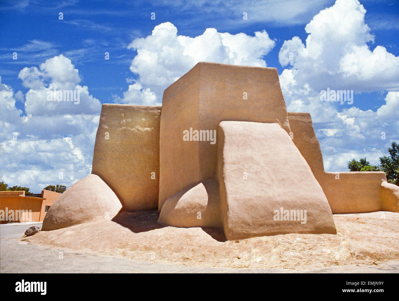 L'arrière de l'Église Ranchos de Taos, Saint François d'assise, près de Taos, Nouveau Mexique. Le spot a été un sujet favori des artistes tels que Georgia O'Keeffe, et Ansel Adams. Banque D'Images