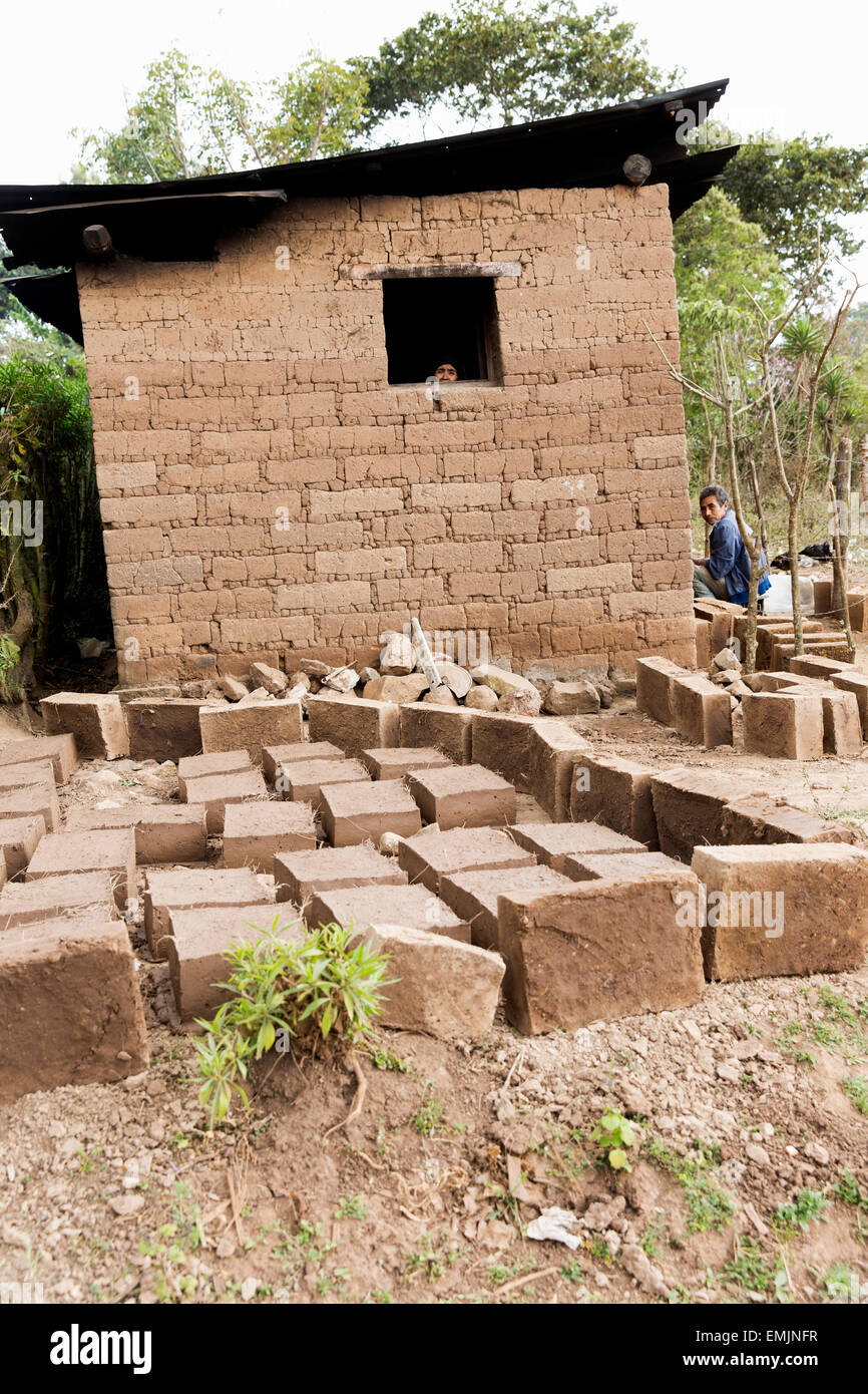 Guatemala, Jalapa, Sanyuyo. Adobe home avec des briques de boue au premier plan. Pauvreté logement. Banque D'Images