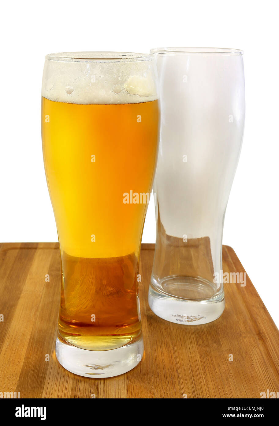 La lumière vive et de verres à bière verre vide sur un fond blanc Banque D'Images