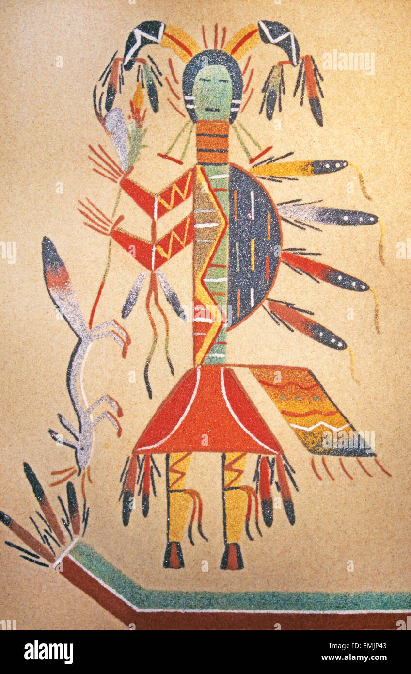 Sandpaintings Navajo, également appelé peintures sèches, sont appelés "lieux où les dieux vont et viennent dans la langue Navajo. Ils sont utilisés dans le traitement de cérémonies auxquelles les dieux' de l'aide est demandée pour les récoltes et la guérison. Les chiffres dans le sable tableaux sont des représentations symboliques d'une histoire dans la mythologie Navajo. Ils représentent des objets comme des montagnes sacrées où les dieux vivent, ou visions légendaires, ou ils illustrent des danses ou chants exécutés dans les rituels. Banque D'Images