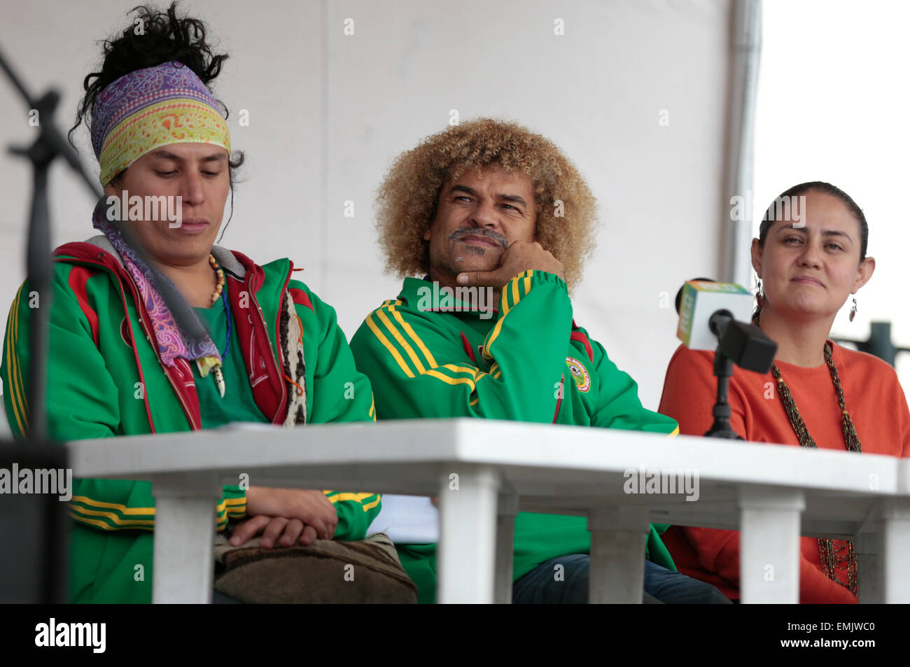 Bogota, Colombie. Apr 21, 2015. Ancien joueur de football, Carlos Valderrama (C), prend part à une conférence de presse au sujet de la première équipe de soccer indigènes de Colombie, à Bogota, Colombie, le 21 avril 2015. Selon la presse locale, Carlos Valderrama sera l'entraîneur-chef de l'autochtone 22 joueurs de football qui représenteront la Colombie dans la 'Abya Yala America Cup' au Chili en juin 2015. Credit : Juan Paez/Colprensa/Xinhua/Alamy Live News Banque D'Images
