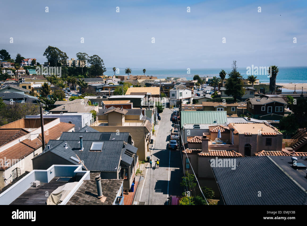 Vue sur les maisons et la rue à Capitola, en Californie. Banque D'Images