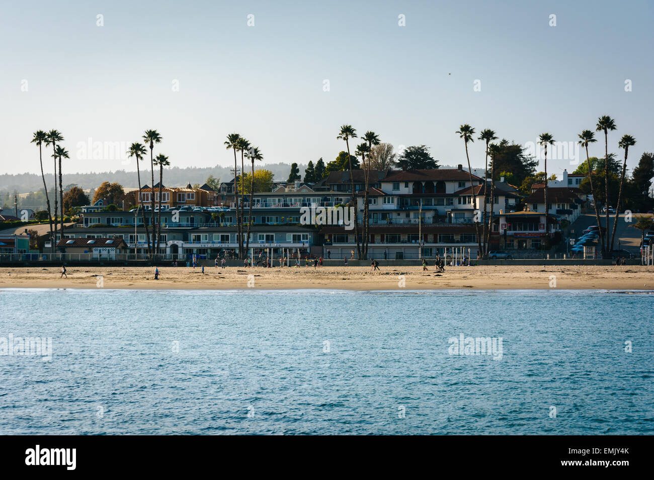 Vue sur la plage depuis le quai à Santa Cruz, en Californie. Banque D'Images