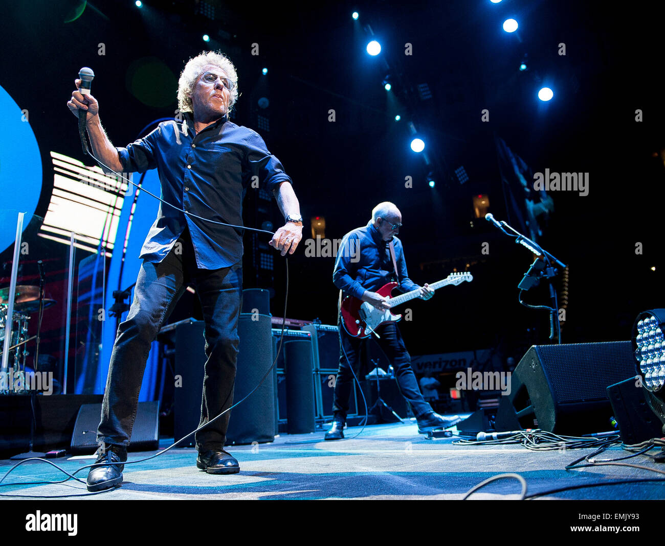 Raleigh, Caroline du Nord, USA. 21 avril, 2015. ROGER DALTREY chanteur et guitariste Pete Townshend qui effectue de la vivre comme leurs '50 ans de hits Tour' fait un arrêt à la PNC Arena situé à Raleigh. Copyright 2015 Jason Moore. Crédit : Jason Moore/ZUMA/Alamy Fil Live News Banque D'Images