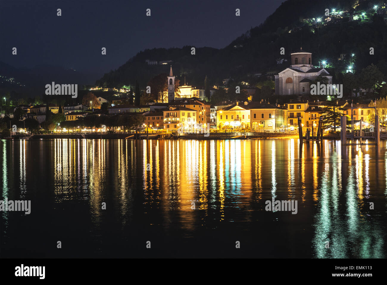 Paysage de nuit et les lumières de la ville dans Lavemo-Mombello - Varèse, Lombardie, Italie Banque D'Images