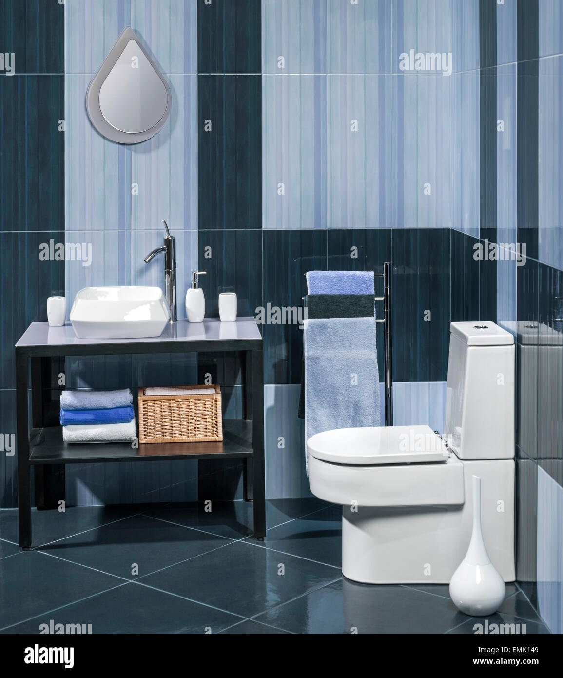 Détail d'une salle de bains moderne avec lavabo, cabinet de toilettes et des serviettes Banque D'Images