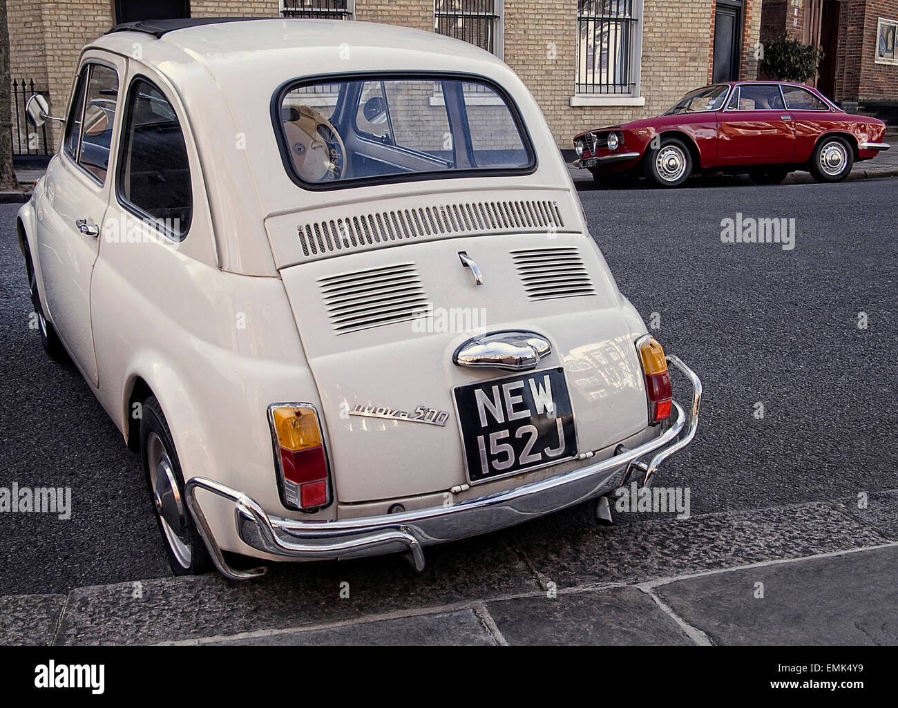 1960 Fiat 500 et Alfa Romeo Guilia Sprint garée dans la rue à Londres UK Banque D'Images