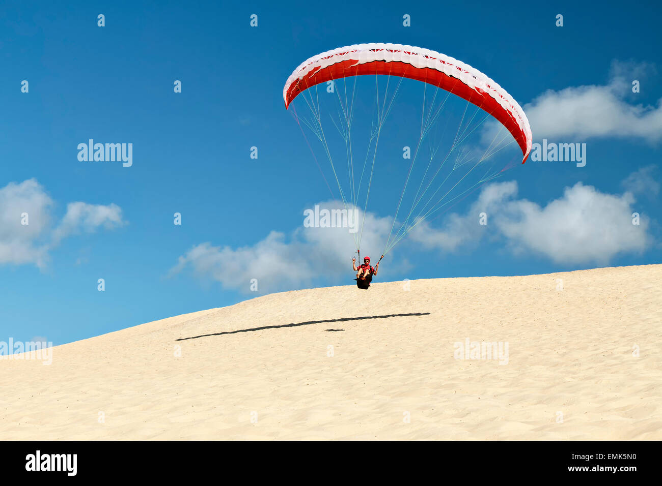 Décollage parapente à partir de la côte, sur la Dune du Pilat, Dune du Pilat, Pyla, Arcachon, Gironde, Aquitaine, France du Sud Banque D'Images