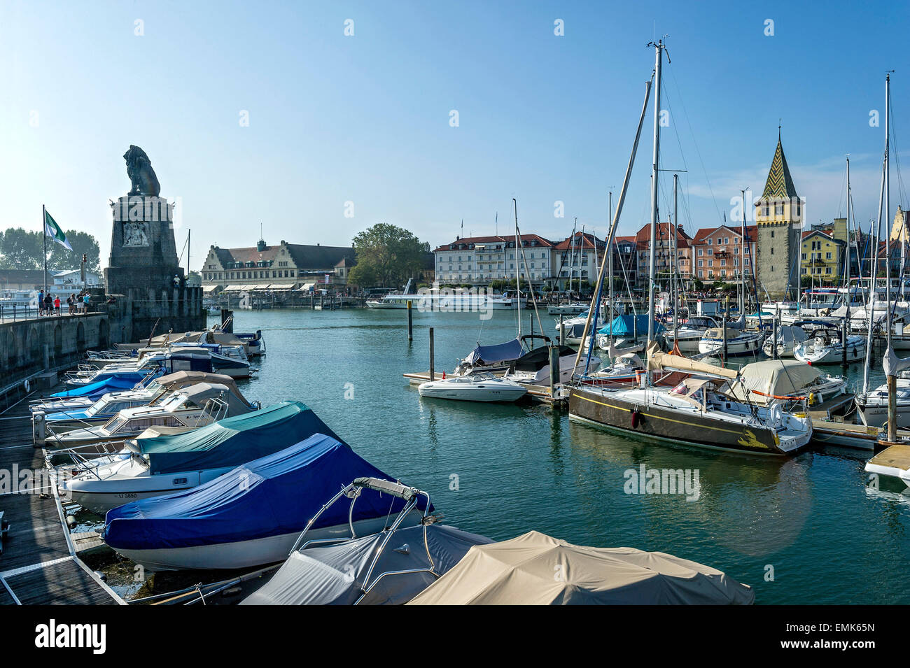 Bateaux à moteur et voiliers, Lion bavarois et vieux phare derrière, Mangenturm, port, le lac de Constance, Lindau, Souabe Banque D'Images