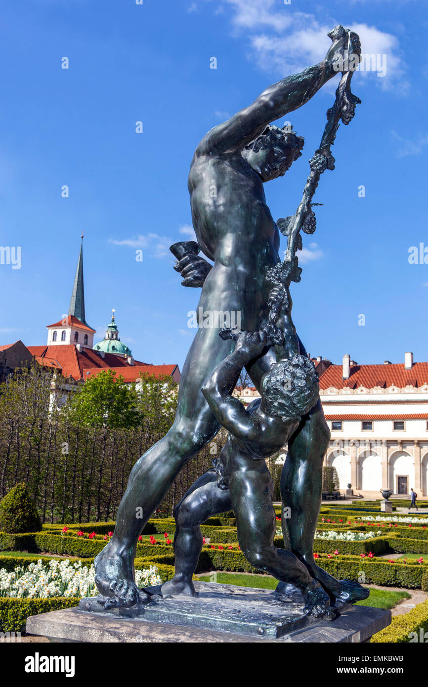 Jardin du palais Wallenstein avec statue d'Adrian de Vries, Prague, République tchèque, sculpture Bacchus Banque D'Images