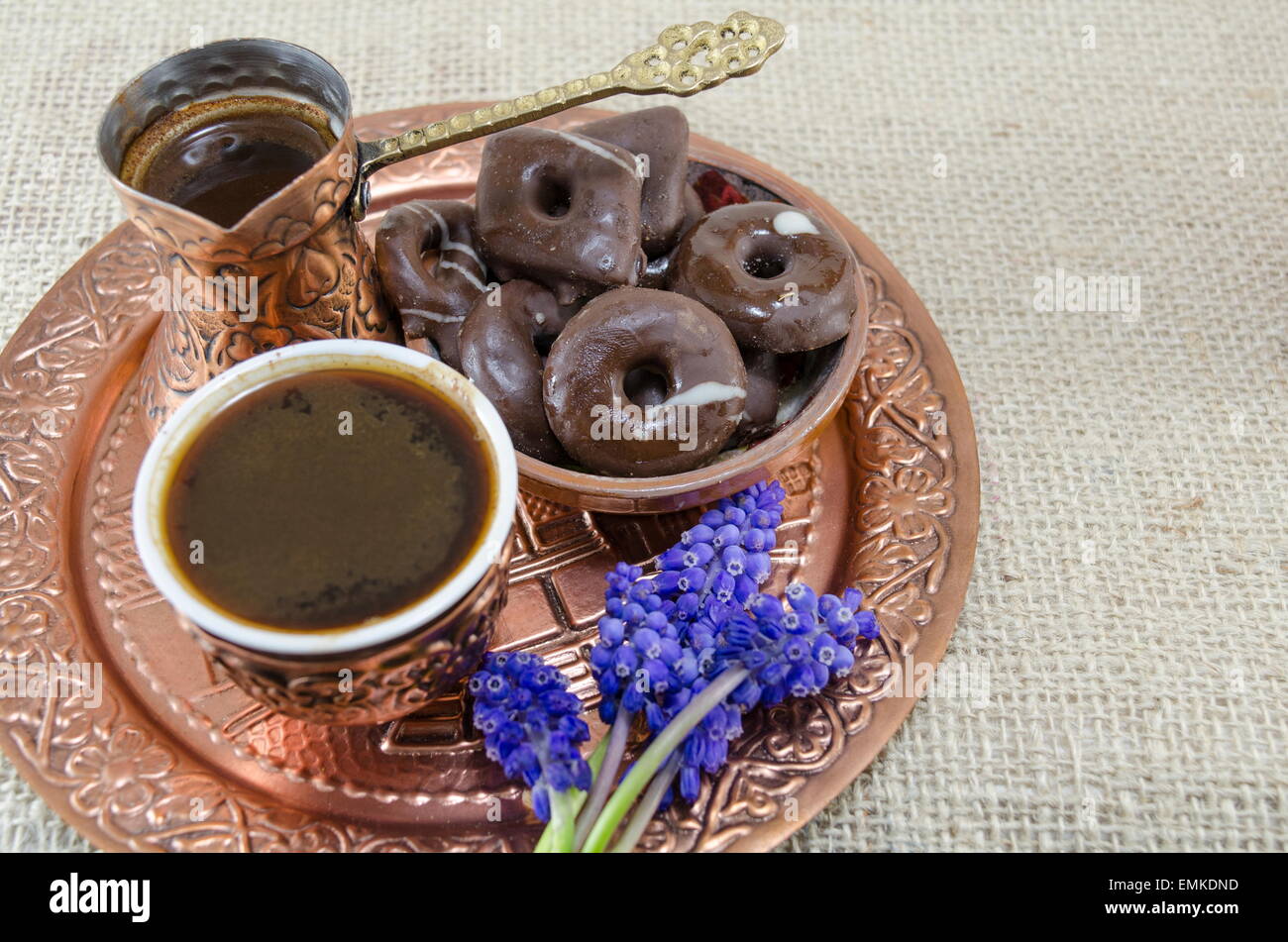 Le café turc avec les cookies et les fleurs en coupes de cuivre sur une plaque Banque D'Images