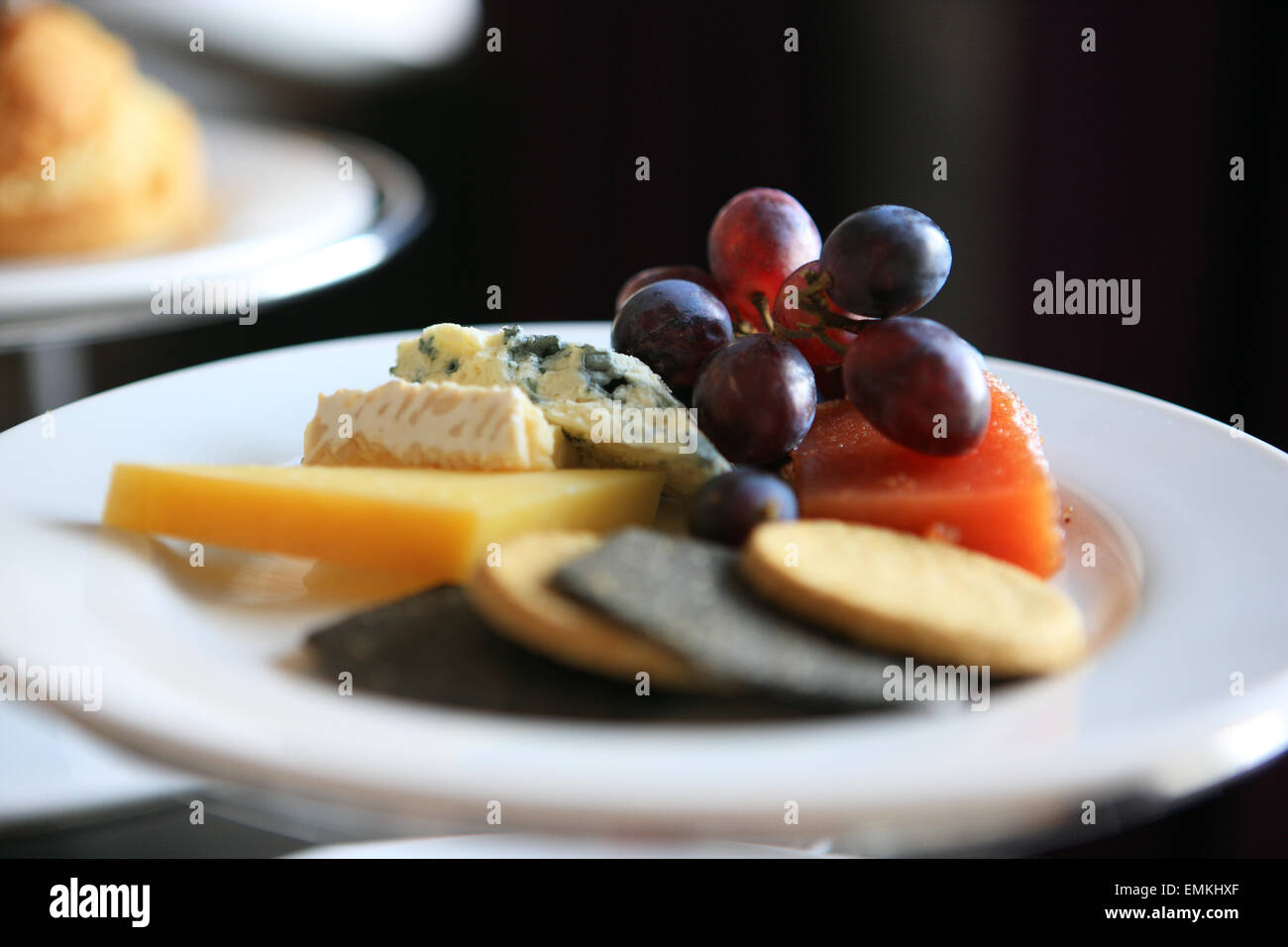 Plateau de fromage et oatcake avec des raisins et une partie de la gelée de coing Blasad Albannach savoureux (Ecosse) après-midi sélection de thés Banque D'Images