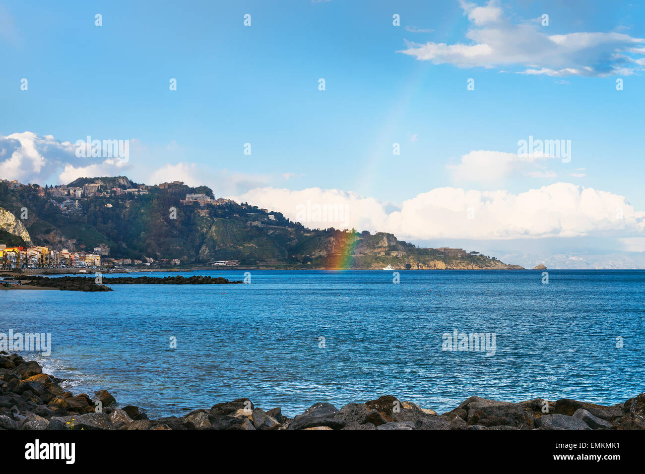 Vue de la ville de Giardini Naxos, Taormina cape et rainbow dans la mer Ionienne au printemps, Sicile Banque D'Images