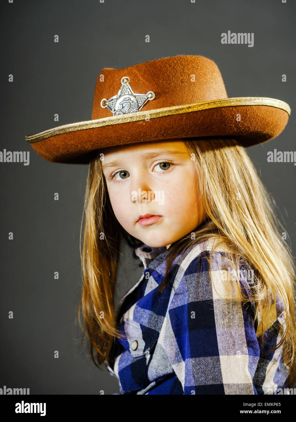 Cute little girl habillé en chemise de cow-boy et sheriff hat, portrait  studio isolé Photo Stock - Alamy