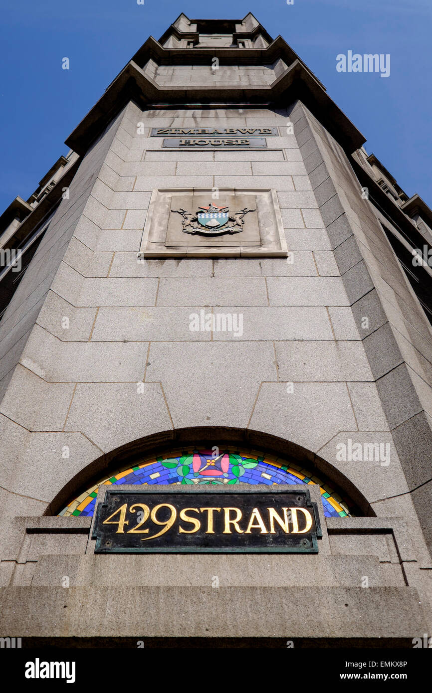 Le Haut-commissariat au Zimbabwe 429 Strand, London, England, United Kingdom avec décor art streetname. Banque D'Images