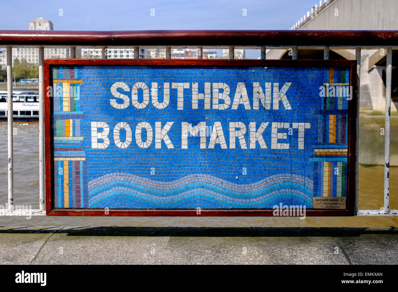 Une mosaïque signe indiquant le Southbank Book Market sur la rive sud, Londres, Angleterre, Royaume-Uni. Banque D'Images