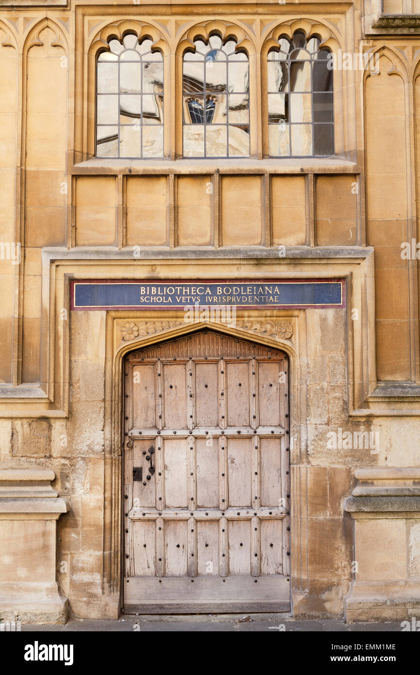 Porte dans les écoles anciennes [Quadrangle, Bodleian Library], [l'Université d'Oxford], Oxford, Oxfordshire, England, UK Banque D'Images