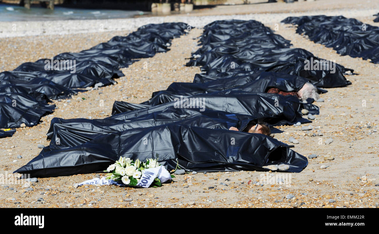 Brighton, UK. 22 avril, 2015. Des membres d'Amnesty se trouvent dans des sacs mortuaires sur la plage de Brighton, ce matin, de mettre en évidence l'aggravation du problème des migrants en Méditerranée Crédit : Simon Dack/Alamy Live News Banque D'Images