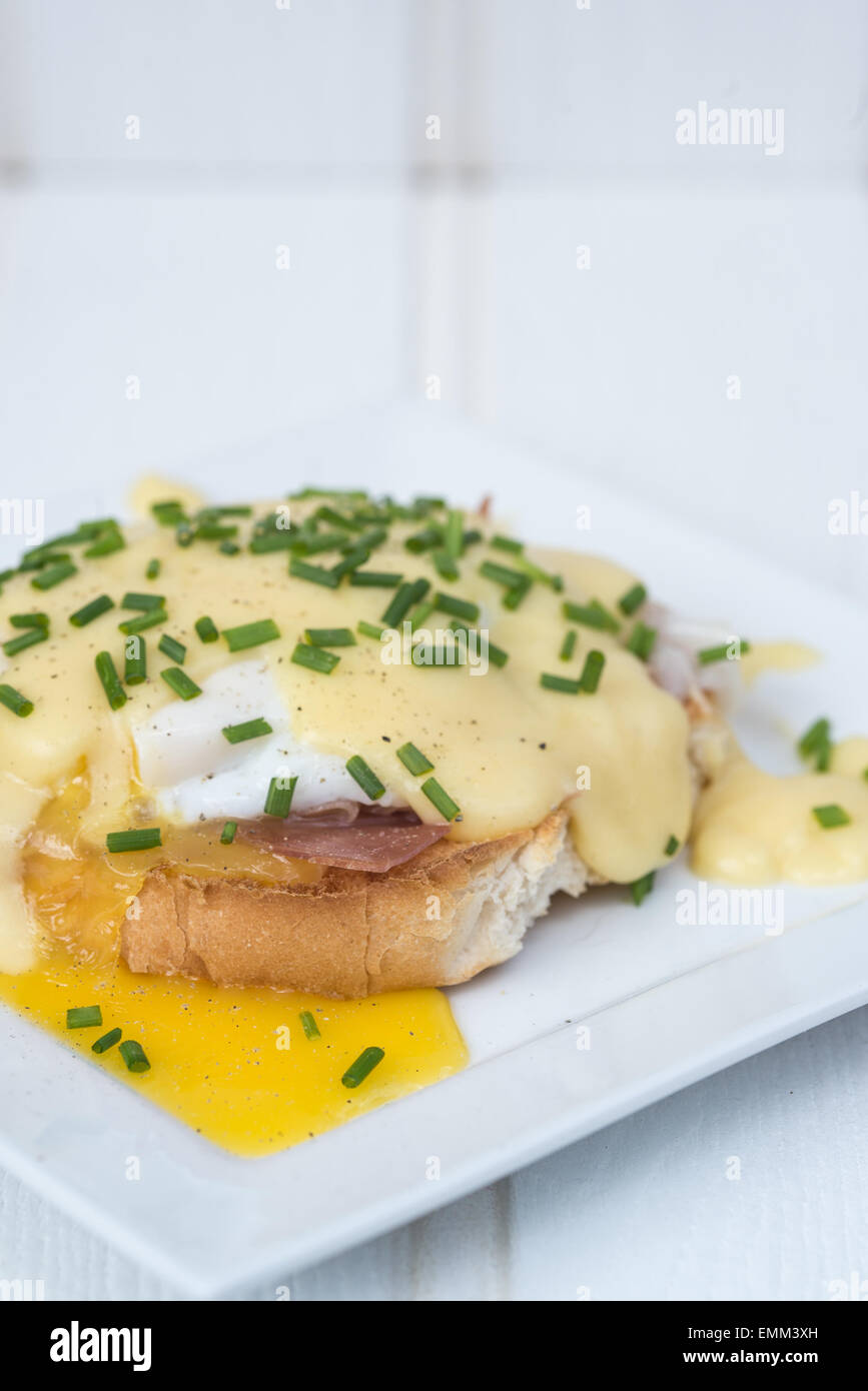 Les oeufs Bénédicte muffins anglais grillé jambon et œufs pochés sauce hollandaise au beurre délicieux Banque D'Images
