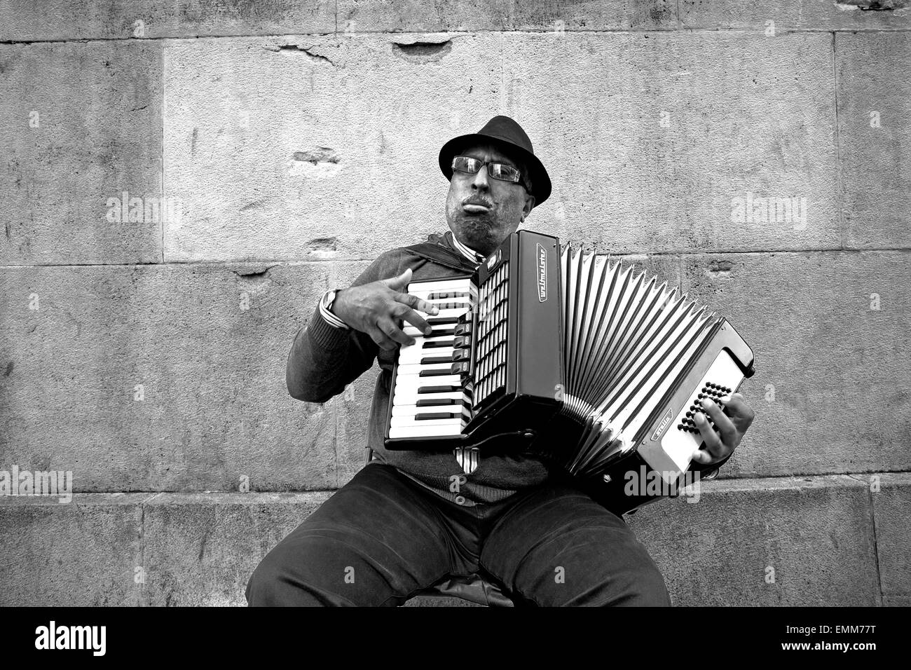 Tsigane roumaine à jouer de l'accordéon, Barcelone, Espagne. Banque D'Images