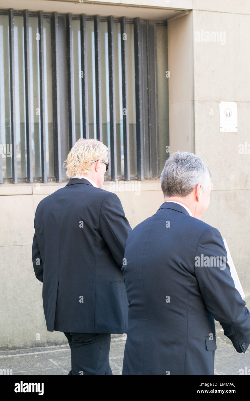 Blackpool, Royaume-Uni 22 avril 2015. news, Ex joueur de Colin Hendry arrive à Blackpool magistrates court sur une accusation d'ivresse. L'ancien joueur international écossais et Blackpool fc manager hastely fait son chemin à l'entrée de la cour : Crédit Gary Telford/Alamy Live News Banque D'Images