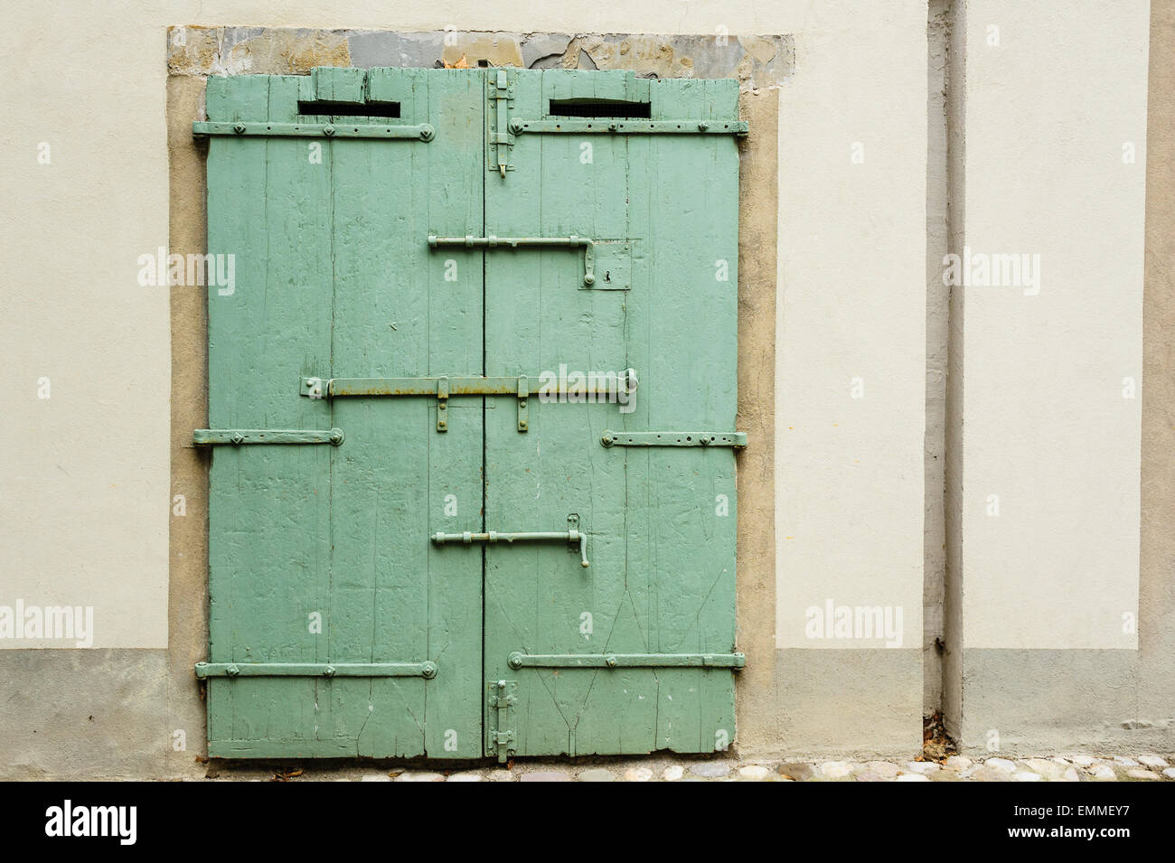 Loquet de porte ancienne en bois avec un enclos Banque D'Images