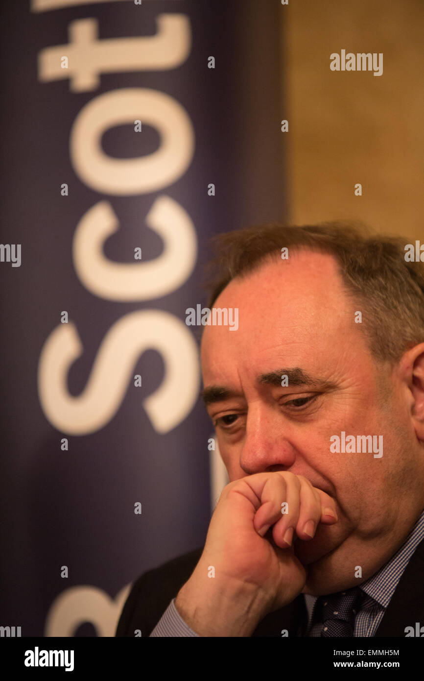 Alex Salmond, membre du Parlement écossais et de l'ancien premier ministre en campagne électorale campagne électorale dans la région de Newburgh, Ecosse, le 30 mars 2015. Banque D'Images